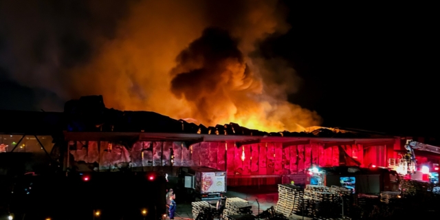 Πυρκαγιά στο εργοστάσιο "Γιαννίτσης" στη Λαμία
