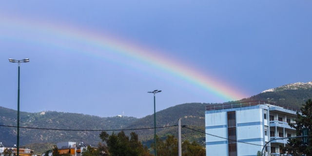 Γουδή: Εμφανίστηκε σπάνιο τριπλό ουράνιο τόξο – Η ανάρτηση και η εξήγηση Κολυδά