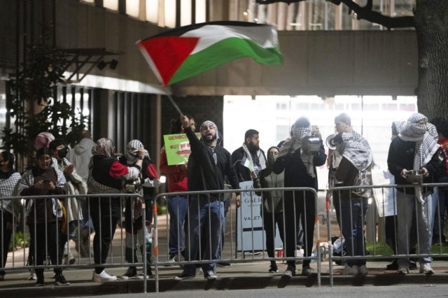 Διαδηλωτής κρατά τη σημαία της Παλαιστίνης