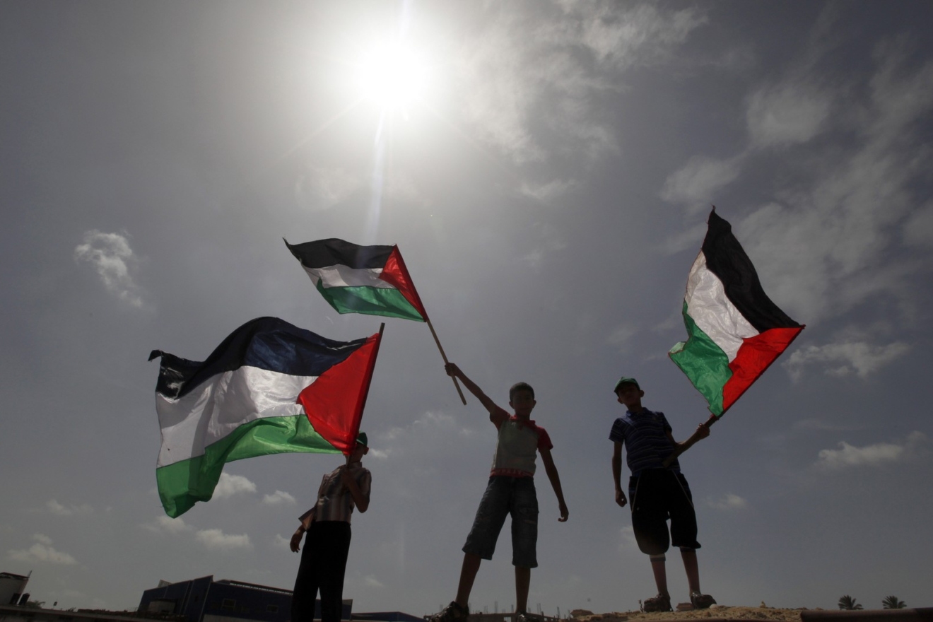 Αγόρια κρατούν τη σημαία της Παλαιστίνης