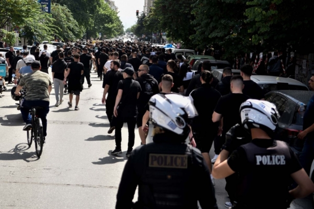 Πορεία των οπαδών του ΠΑΟΚ στο κέντρο της Θεσσαλονίκης υπό αστυνομική επιτήρηση