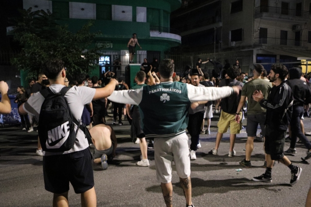 Παναθηναϊκός: Οι φίλοι του τριφυλλιού ξεχύθηκαν στους δρόμους της Αθήνας για το έβδομο