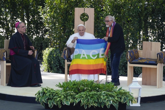 Ο Πάπας Φραγκίσκος δέχεται μια σημαία ειρήνης από τον πατέρα Alex Zanotelli