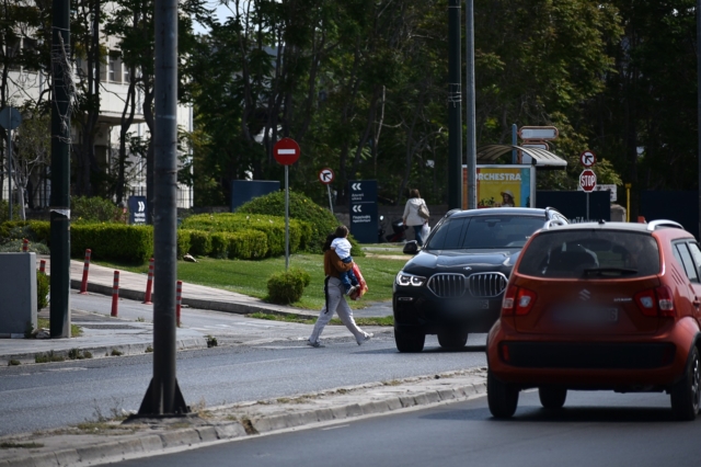 Το σημείο στην οδό Πειραιώς όπου διερχόμενο όχημα παρέσυρε πέντε άτομα
