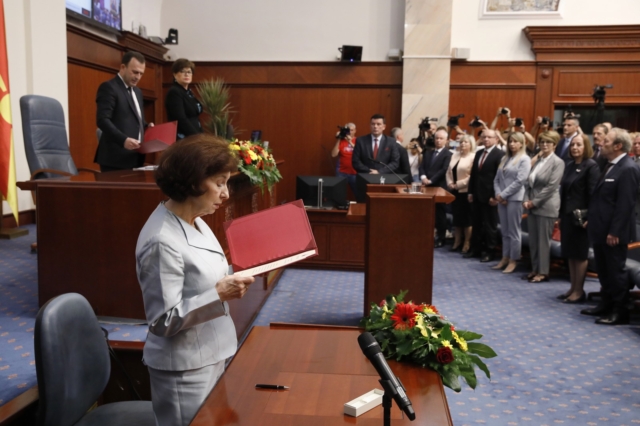 Η νέα πρόεδρος της Βόρειας Μακεδονίας, Γκορντάνα Σιλιάνοφσκα, στην τελετή ορκωμοσία της