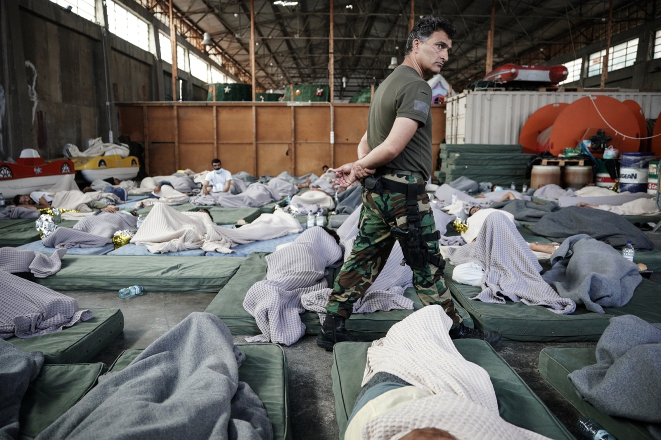 Διασωθέντες απο το πολύνεκρο ναυάγιο ανοιχτά της Πύλου, διαμένουν σε αποθήκες δίπλα στο λιμάνι της Καλαμάτας