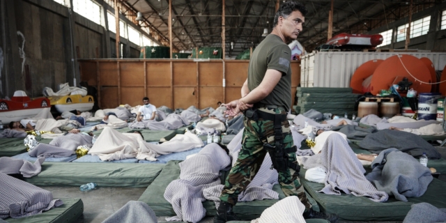 Διασωθέντες απο το πολύνεκρο ναυάγιο ανοιχτά της Πύλου, διαμένουν σε αποθήκες δίπλα στο λιμάνι της Καλαμάτας