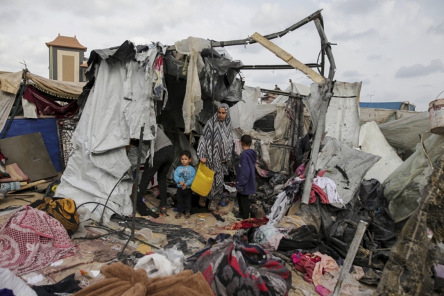 Εκτοπισμένοι Παλαιστίνιοι μετά τους βομβαρδισμούς σε καταυλισμό στη Ράφα