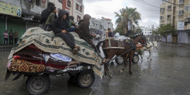 Παλαιστίνιοι εγκαταλείπουν τη Ράφα