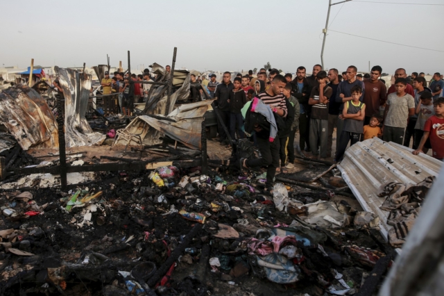 Εκτοπισμένοι Παλαιστίνιοι μετά τους βομβαρδισμούς του Ισραήλ σε καταυλισμό