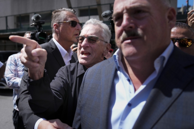 O Robert De Niro λογομαχεί με έναν υποστηρικτή του Τραμπ έξω από το δικαστήριο της Νέας Υόρκης
