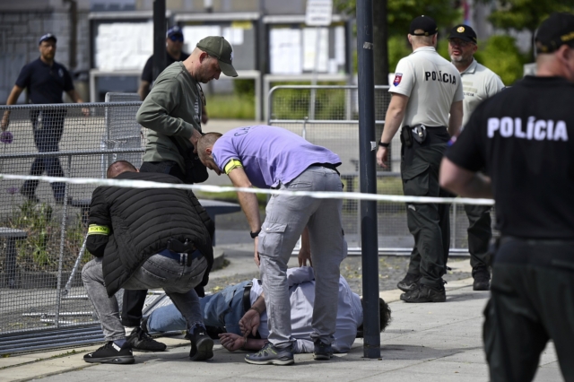 Οι σλοβάκικες Αρχές συλλαμβάνουν τον άνδρα που πυροβόλησε τον πρωθυπουργό Ρόμπερτ Φίτσο
