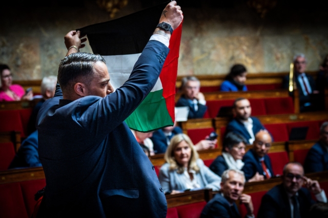 Γαλλία: Βουλευτής της αριστεράς ύψωσε παλαιστινιακή σημαία στην Εθνοσυνέλευση