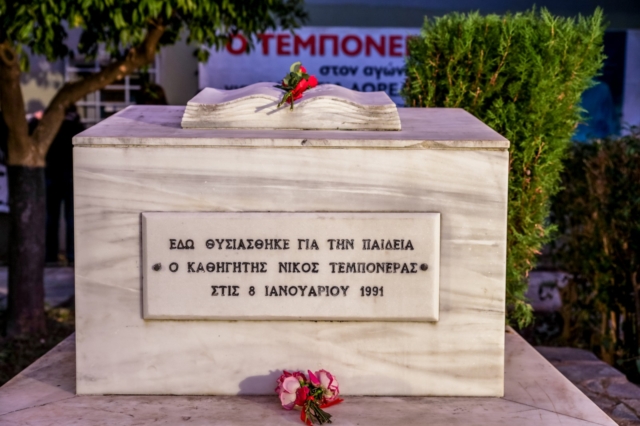 Το μνημείο του Νίκου Τεμπονέρα. Εικόνα αρχείου