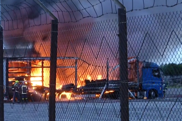 Θεσσαλονίκη: Συναγερμός για φωτιά στο λιμάνι – Στις φλόγες τέσσερα φορτηγά