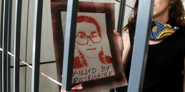Το πορτρέτο της Ελένης Τοπαλούδη με τη λεζάντα "Δολοφονημένη από την πατριαρχία" (Killed by Patriarchy)"