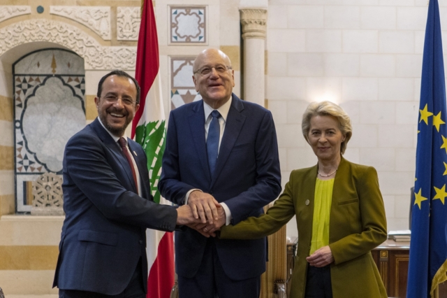 Ο υπηρεσιακός πρωθυπουργός του Λιβάνου Najib Mikati, στο κέντρο, καλωσορίζει τον πρόεδρο της Κύπρου Νίκο Χριστοδουλίδη, αριστερά, και την Ursula von der Leyen, πρόεδρο της Ευρωπαϊκής Επιτροπής στη Βηρυτό του Λιβάνου