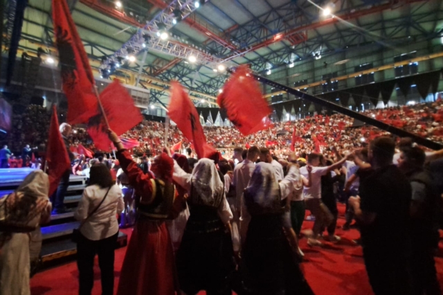 Χοροί πριν την ομιλία Ράμα στο Κλειστό Γαλατσίου