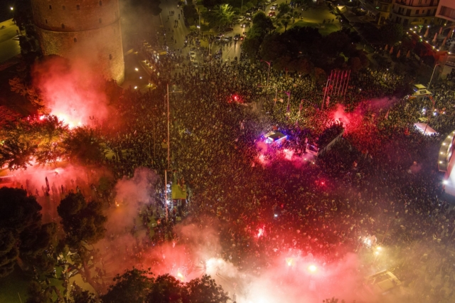 Αποθέωση για τον πρωταθλητή ΠΑΟΚ με ολονύχτιο πάρτι στον Λευκό Πύργο – Η Θεσσαλονίκη στο πόδι