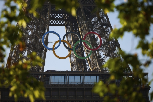 Ολυμπιακοί Αγώνες 2024: Οι Ολυμπιακοί δακτύλιοι εγκαταστάθηκαν στον Πύργο του Άιφελ