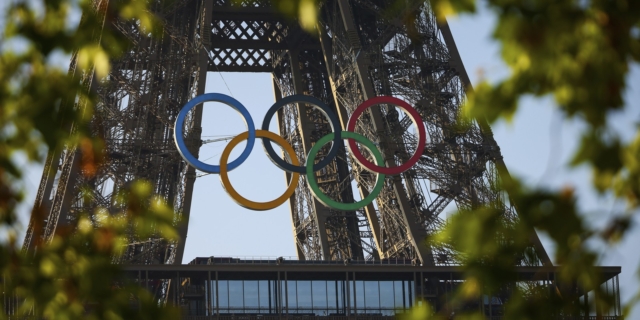 Ολυμπιακοί Αγώνες 2024: Οι Ολυμπιακοί δακτύλιοι εγκαταστάθηκαν στον Πύργο του Άιφελ