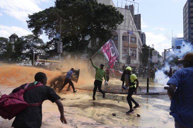 Κένυα: Νεκροί διαδηλωτές από αστυνομικά πυρά – Σκηνές απόλυτου χάους στις διαμαρτυρίες