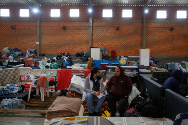Περίπου 400 άνθρωποι βρίσκουν καταφύγιο στο Δημοτικό Σχολείο Paulo Freire στην πόλη Canoas, όπου 180.000 από τους 350.000 κατοίκους έχουν εκτοπιστεί.