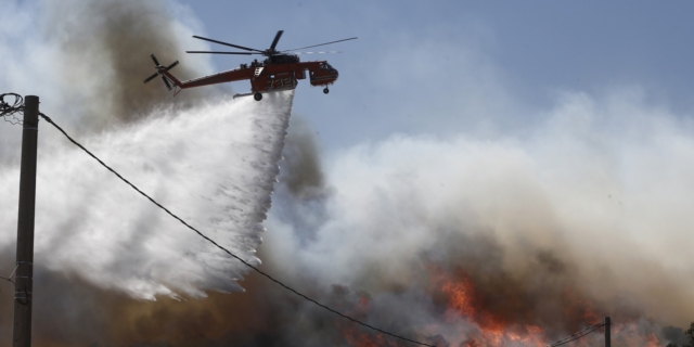 Πυροσβεστικό ελικόπτερο πραγματοποιεί ρίψεις νερού