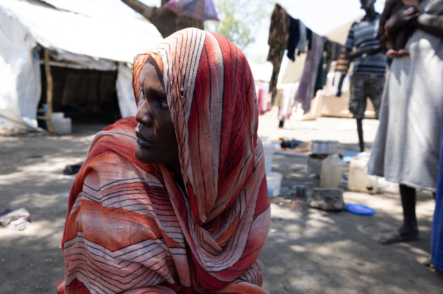 H Nyanwir Monychok, 35 ετών, προέρχεται από το Σουδάν. Έφτασε πριν από λίγες ημέρες στο κέντρο διέλευσης Bulukat μαζί με τα έξι παιδιά της, μετά από ένα δύσκολο ταξίδι με βάρκα διάρκειας 2 ημερών. Έχασε την επαφή με τον σύζυγό της που παρέμεινε στο Χαρτούμ.