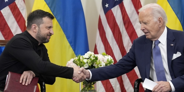 Ο πρόεδρος των ΗΠΑ Τζο Μπάιντεν με τον πρόεδρο της Ουκρανίας Βολοντίμιρ Ζελένσκι