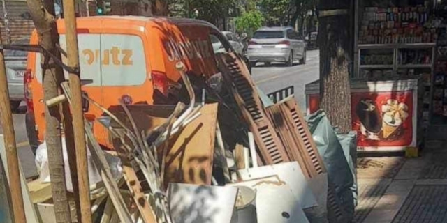 Θεσσαλονίκη: Πρόστιμο από το δήμαρχο σε πολίτη που άφησε ογκώδη αντικείμενα στο δρόμο