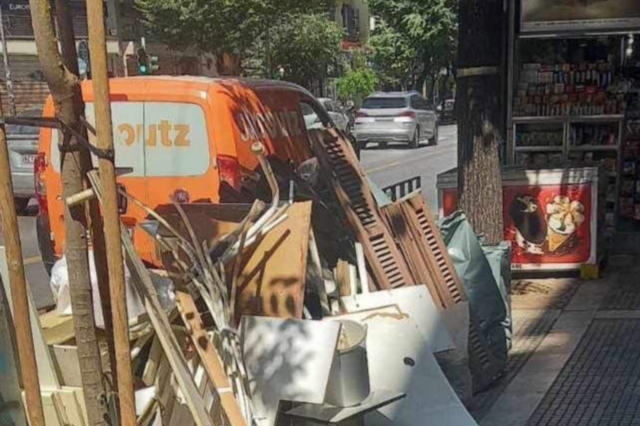 Θεσσαλονίκη: Πρόστιμο από το δήμαρχο σε πολίτη που άφησε ογκώδη αντικείμενα στο δρόμο