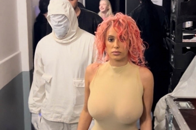 Bianca Censori: Νέα αποκαλυπτική εμφάνιση – Με ροζ μαλλιά και nude κορμάκι