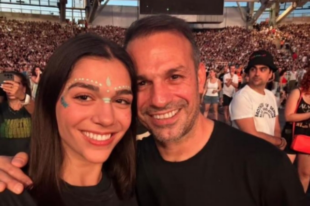 Ντέμης Νικολαΐδης: Αγκαλιά με την σύντροφο και την κόρη του στους Coldplay