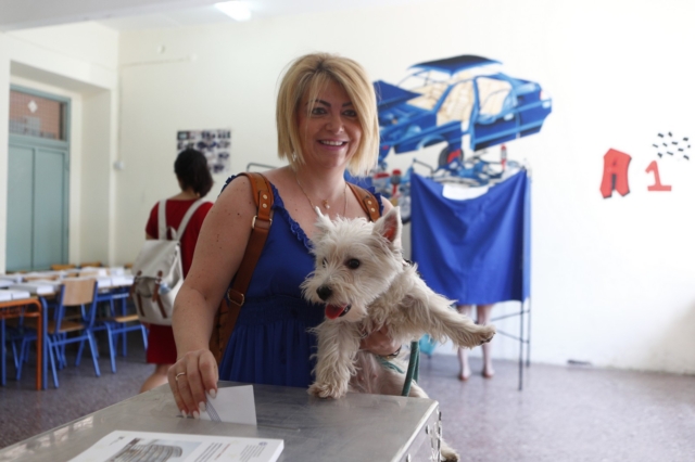 Στιγμιότυπο από την εκλογική διαδικασία για τις ευρωεκλογές σε εκλογικό τμήμα της Αθήνας, Κυριακή 9 Ιουνίου 2024.