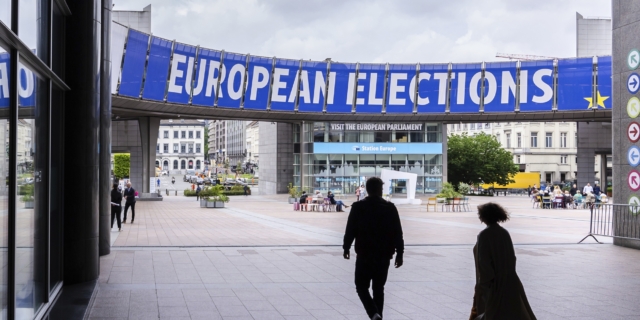 Κόσμος στα κεντρικά του Ευρωκοινοβουλίου στις Βρυξέλλες