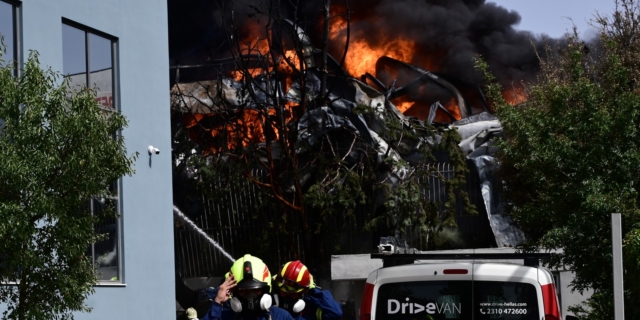 Εκρηξη και πυρκαγιά σε εργοστάσιο κατασκευής τηγανιών, στην οδό Αιγιδών στο Πανόραμα Κηφισιάς.