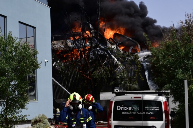 Εκρηξη και πυρκαγιά σε εργοστάσιο κατασκευής τηγανιών, στην οδό Αιγιδών στο Πανόραμα Κηφισιάς.