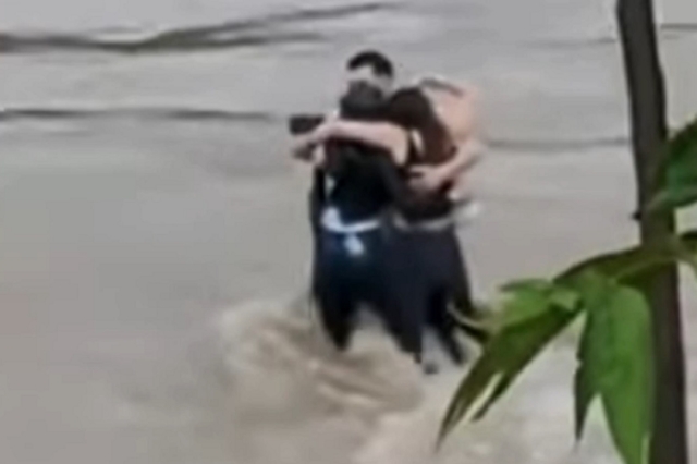 Πλημμύρες στην Ιταλία: Τρεις φίλοι αγκαλιάζονται πριν τους παρασύρουν τα ορμητικά νερά