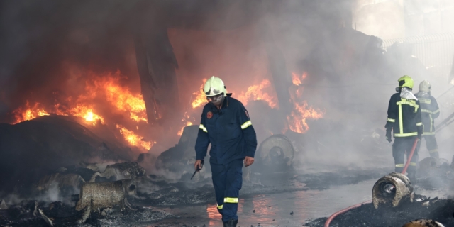 Υπό μερικό έλεγχο η φωτιά στο εργοστάσιο στην Κηφισιά – Παραμένει αποπνικτική η ατμόσφαιρα