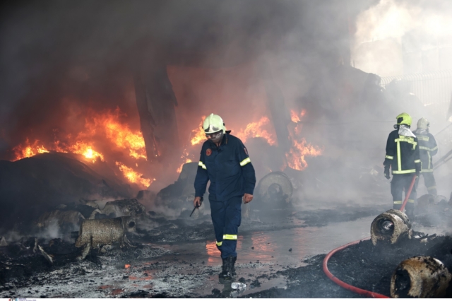 Υπό μερικό έλεγχο η φωτιά στο εργοστάσιο στην Κηφισιά – Παραμένει αποπνικτική η ατμόσφαιρα