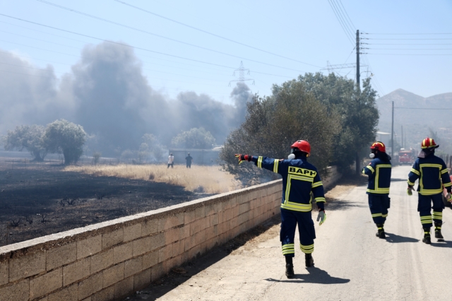 Φωτιά στη Βάρης – Κορωπίου: Ποιοι δρόμοι έχουν κλείσει
