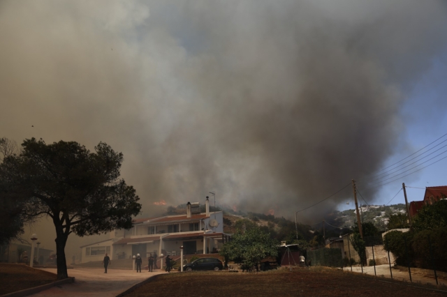 Φωτιά στη Βάρης-Κορωπίου: Συγκλονιστικές εικόνες από το πύρινο μέτωπο – Δείτε βίντεο