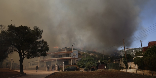 Φωτιά στη Βάρης-Κορωπίου: Συγκλονιστικές εικόνες από το πύρινο μέτωπο – Δείτε βίντεο