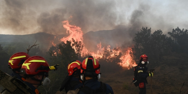 Πυροσβεστικές δυνάμεις στη μάχη της κατάσβεσης της φωτιάς