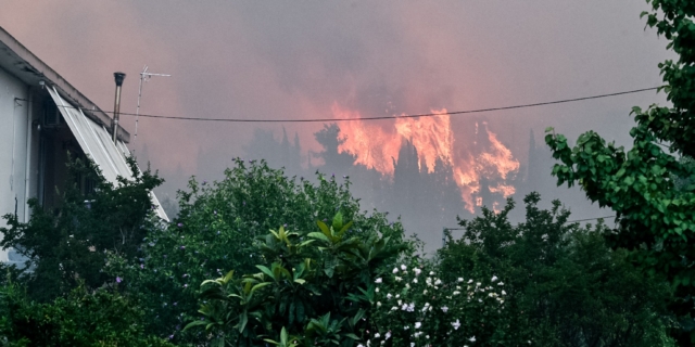 Άνδρος: “Μέσα σε οικισμούς η φωτιά” – Κατέφθασαν ενισχύσεις από Αθήνα