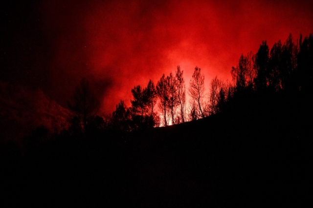 Φωτιές: Ολονύχτια μάχη με τις φλόγες στη Ροδόπη – Φόβος αναζωπυρώσεων σε Εύβοια και Άνδρο