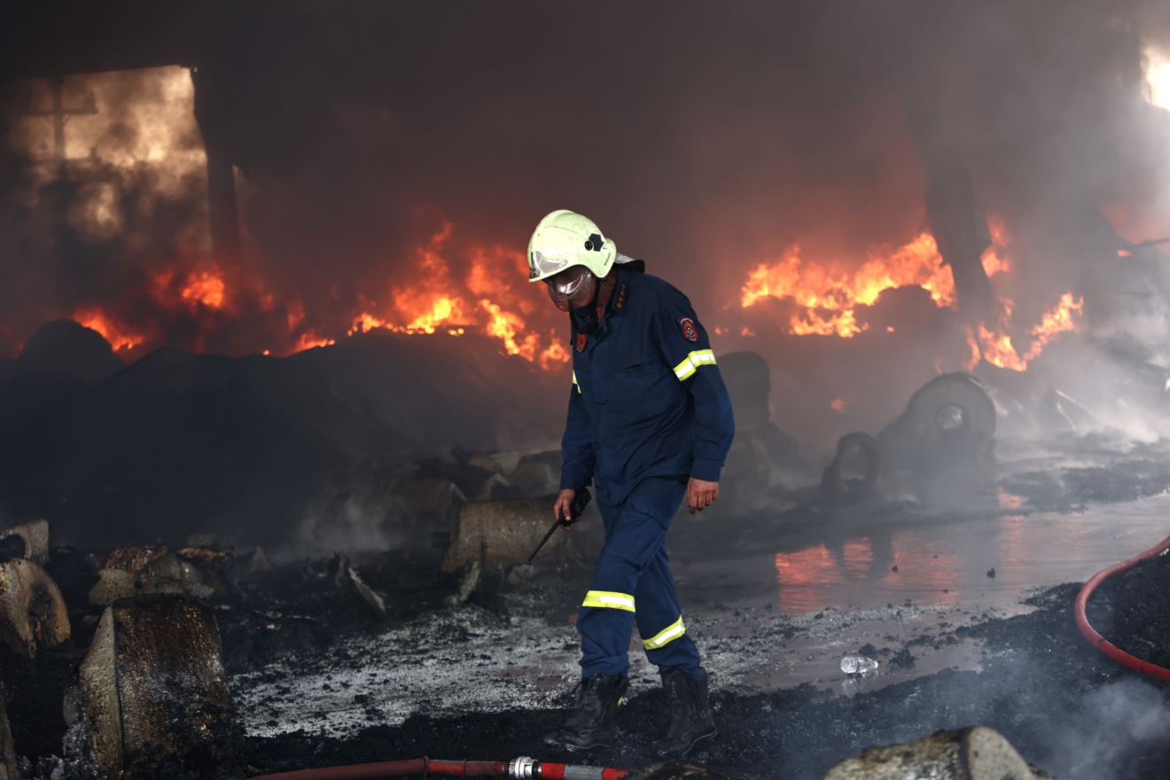 Κάτω Κηφισιά: Σοκάρουν οι εικόνες από την επιχείρηση κατάσβεσης της φωτιάς στο εργοστάσιο