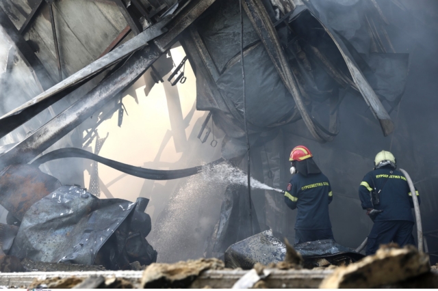 Επιχείρηση κατάσβεσης της φωτιάς στο εργοστάσιο στην Κάτω Κηφισιά