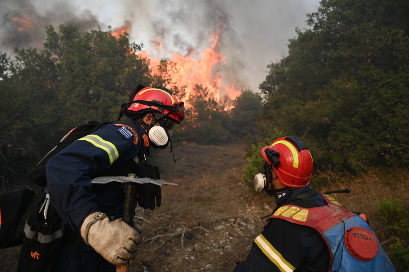 Κατάσβεση πυρκαγιών από πυροσβέστες